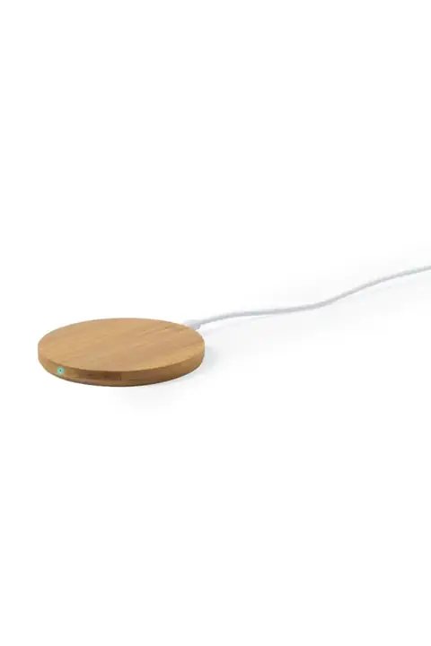 Makito Dumiax · Cargador de bambú con salidas USB