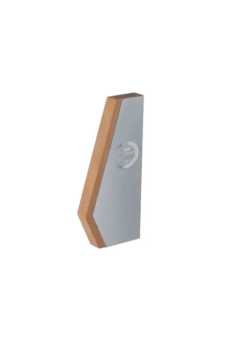 Makito Sindar · Placa de aluminio reciclado y madera